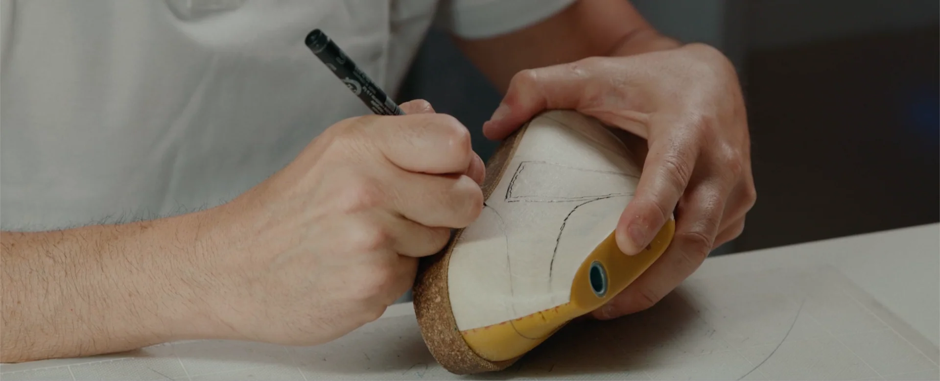 Hecho a Mano - Cada par de zapatos Plakton es más que un simple calzado: es una pieza de artesanía europea. Nuestras colecciones se diseñan y fabrican a mano en España, un país con una rica tradición zapatera que combina tradición, arte e innovación.